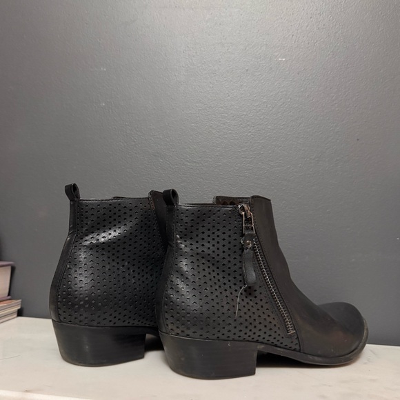 Denver Hayes Black Leather Boots - Picture 5 of 7